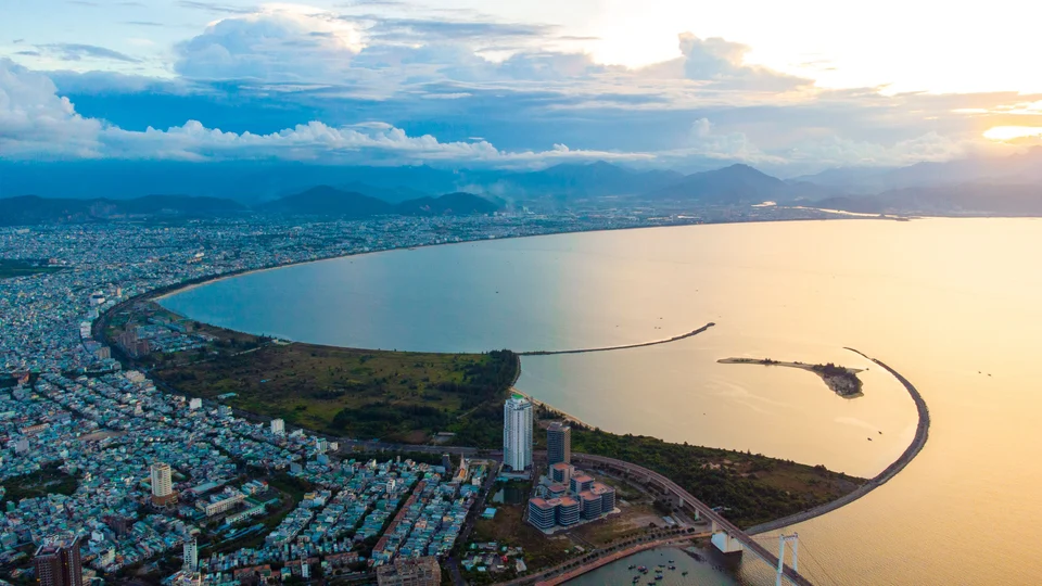 Toàn cảnh vịnh Đà Nẵng lúc chiều vàng