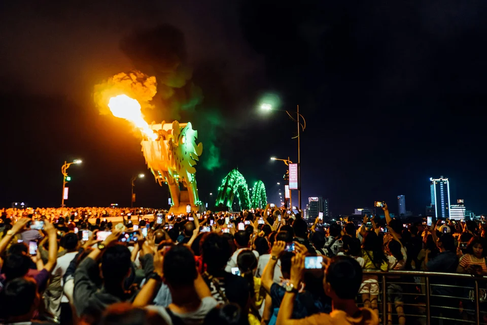 Cầu Rồng phun lửa