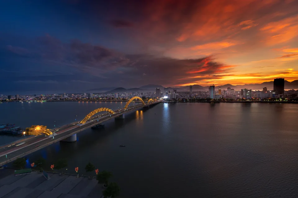 Cầu Rồng lúc hoàng hôn