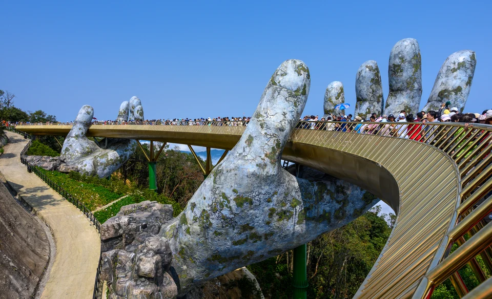 Cầu Vàng Bà Nà dưới trời xanh